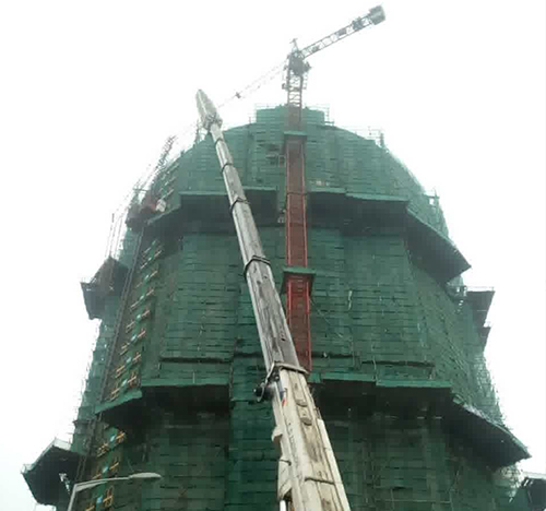 苏尼特右吊车在工地上作业